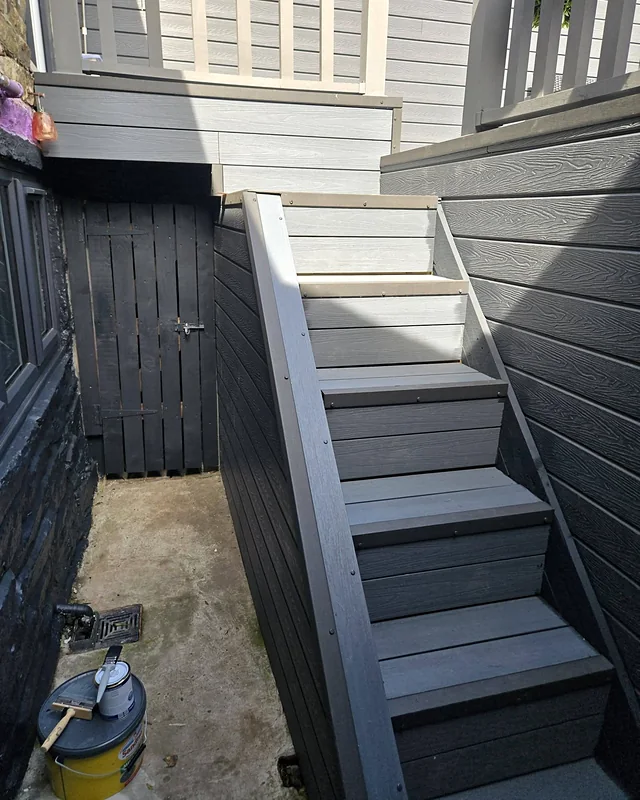 Composite steps between cladding and a dark gate