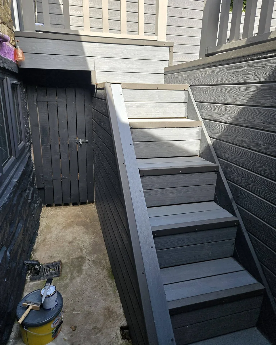 Composite steps between cladding and a dark gate