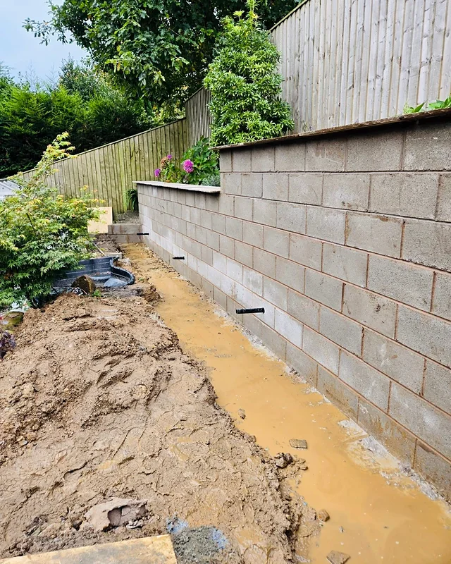 Concrete block retaining wall going up, Syke